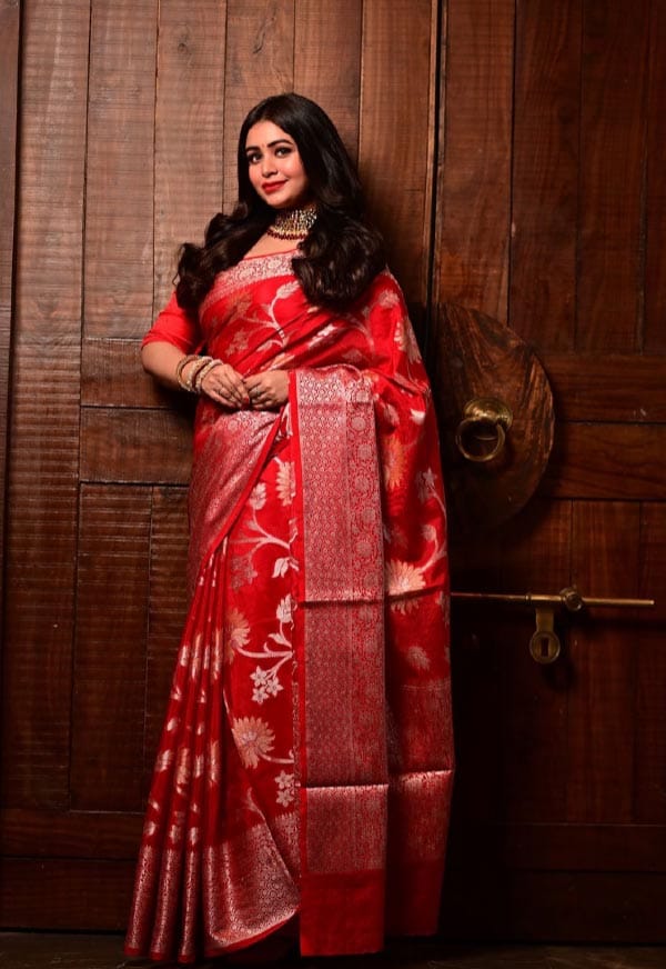 নবমীর সাজের জন্য লাল রঙা সিল্ক শাড়িতেই নজর কেড়েছেন ঋতাভরী।