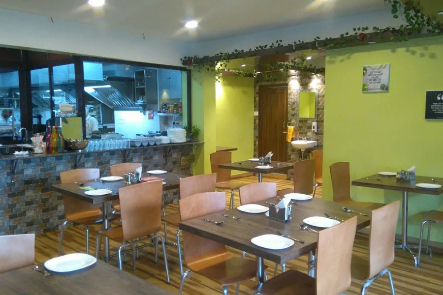 ৩. অন ক্যাফে: অন (ON)-এর পুরো কথা ওনলি নিউট্রিশন। ভেগান খাবারের পাশাপাশি গ্লুটেনমুক্ত স্বাস্থ্যকর খাবারেরও বিপুল সম্ভার রয়েছে এই দোকানে। খোলা রান্নাঘর। ফলে চোখের সামনে দেখতে পাবেন খাবার রাঁধার প্রক্রিয়া।