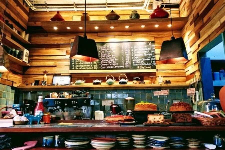 ৫. সিয়েনা স্টোর অ্যান্ড ক্যাফে: এই রেস্তরাঁর মুখ্য আকর্ষণ নানা ধরনের স্যালাড। পাশাপাশি ভেগান পানীয় ও মিষ্টান্নের ক্ষেত্রেও রয়েছে প্রচুর বিকল্প। পরিচিত বহু সাধারণ খাবারকে ভেগান রূপ দিয়ে পরিবেশন করে থাকেন এঁরা।