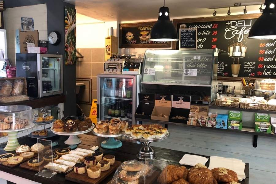 ৬. দ্য ডেলি: এই রেস্তোঁরা বিখ্যাত এর আধুনিক অন্দরসজ্জার জন্য। তবে নানা জাতের ভেগান খাবার ও মিষ্টি পদের ক্ষেত্রেও কিন্তু এঁরা অনন্য। 