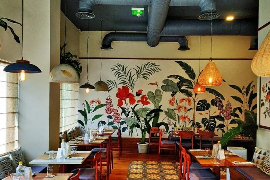 ৭. ফ্যাব ক্যাফে: ফ্যাব ইন্ডিয়ার এই ক্যাফেতে ভেগান খাবারের তালিকা বেশ লম্বা। এর অন্যতম জনপ্রিয় হল ভেগান চা। আমন্ড দুধ ও গুড় দিয়ে তৈরি এই চায়ের স্বাদ মুখে লেগে থাকার মতো।