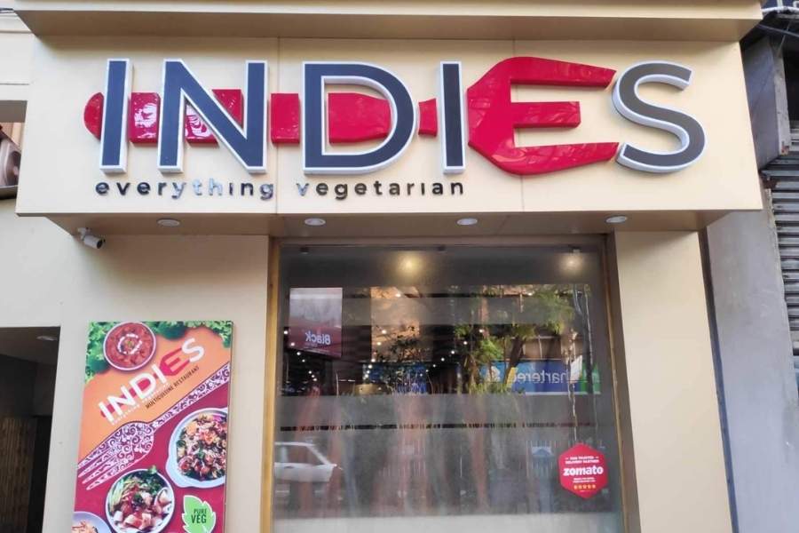৮. ইন্ডিজ: আপনার জন্য দেশ-বিদেশের ভেগান খাবারের চমৎকার সম্ভার সাজিয়েছে এই রেস্তরাঁ। নিরামিষ ও ভেগান, দুই ধরনের বিকল্পই পাবেন এখানে। তবে বিশেষ অনুরোধে এঁরা নিরামিষ খাবার থেকে প্রাণীজ উপকরণ বাদ দিয়ে পরিবেশন করে থাকেন।