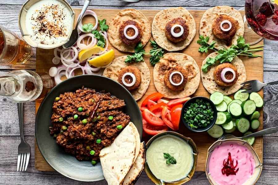 কিন্তু তাই বলে পেটপুজোর বিষয়টা বাদ পড়লে চলে! জিভে জল আনা ভেগান খাবারের খোঁজে? কলকাতার বুকে এই আটটি রেস্তরাঁ হতে পারে আপনার পুজোর খানাপিনার গন্তব্য।