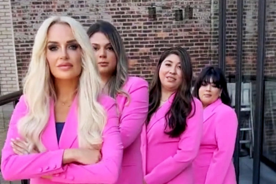 না! সাদা-কালো, হালকা ঘিয়ে বা নীল রঙের পোশাক নয়। আইনজীবীর চিরাচরিত পোশাক ছেড়ে ক্যাথলিনের অঙ্গে উঠেছে গাঢ় গোলাপি রঙের কোট। তার সঙ্গে মানানসই রঙের টপ। এবং অবশ্যই হাঁটুর উপরে ওঠানো বাহারি গোলাপি স্কার্ট। এ পোশাকেই মক্কেলদের হয়ে আদালতে সওয়াল করেন ক্যাথলিন।