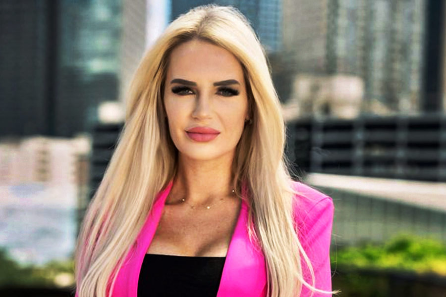 আইনজীবীর পোশাক মানেই যে সাদা-কালো রঙের হতে হবে, এমন চিরাচরিত ধারণা ভেঙে চুরমার করে দিয়েছেন তিনি। কর্মস্থলে পোশাক নিয়ে পুরুষের কর্তৃত্বেও ঘোর আপত্তি রয়েছে তাঁর। পোশাক কোনও কর্মীর দক্ষতার মাপকাঠি হতে পারে, তা-ও মনে করেন না ক্যাথলিন মার্টিনেজ।