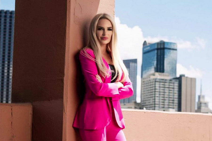 আইনজীবীরা কেন গা-ঢাকা পোশাকেই আদালতে যাবেন? প্রশ্ন তুলেছেন ক্যাথলিন। এর উত্তর পাওয়া গিয়েছে তাঁর পোশাকে। তাতে বক্ষ বিভাজিকা দেখা গেলেও ‘কুছ পরোয়া নেই’ মনোভাব আমেরিকার টেক্সাসের এই আইনজীবীর। পোশাক নয়, আইনি পরামর্শদাতা হিসাবে তাঁর যোগ্যতাই এ পেশার একমাত্র মাপকাঠি হওয়া উচিত বলে মনে করেন ক্যাথলিন।