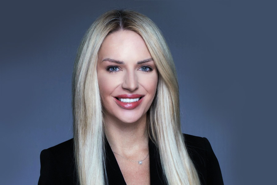 পোশাক নিয়ে ক্যাথলিনের ধ্যানধারণায় মজেছেন নেটমাধ্যমের বহু অনুরাগী। টিকটকের মতো নেটমাধ্যমে তাঁর ভক্তসংখ্যা পৌঁছেছে পাঁচ লক্ষের কাছাকাছি। যদিও গোড়ায় অন্য সব আইনজীবীর মতো তিনিও চিরাচরিত সাদা-কালো পোশাকে আদালতে যেতেন। তবে তাতেই এক দিন গোল বাধল।