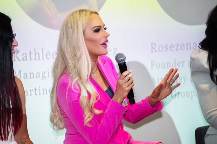 আমেরিকার ‘টমাস জেফারসন স্কুল অফ ল’ থেকে আইনের ডিগ্রি লাভ করেছিলেন ক্যাথলিন। সে সময় থেকে আইনি ফার্মে কাজ করা পর্যন্ত সাদা-কালো পোশাকেই আদালতে যেতেন তিনি। ভাইরাল ভিডিয়োটির সঙ্গে ক্যাথলিনের সে সময়কার বহু ছবি দেখা গিয়েছে।