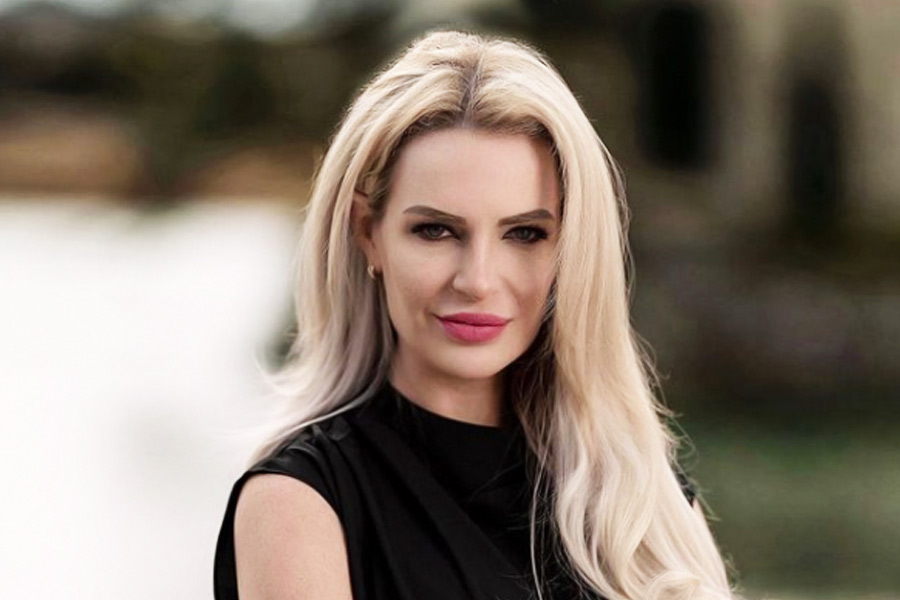 ওই ভিডিয়োর সঙ্গে ক্যাথলিন লিখেছেন, ‘পুরুষ আইনজীবীদের সঙ্গে কাজ করার সময় তাঁরা বলেছিলেন, প্রথাগত পোশাক পরতে, যাতে লোকে আমাকে সিরিয়াসলি নেয়।’ ওই ভিডিয়োতে এর পরেই ফুটে উঠেছে ক্যাথলিনের ‘গোলাপি বিদ্রোহের’ ছবি। তাতে দেখা গিয়েছে, তিন জন সহকর্মীর সঙ্গে ক্যাথলিন। সকলের পরনেই গোলাপি স্যুট-জ্যাকেট। সঙ্গে ক্যাপশন, ‘সুতরাং আমি নিজের গোলাপি ব্র্যান্ডের ফার্ম শুরু করি যা দিয়ে ওই পুরুষ আইনজীবীদের মক্কেলদের হয়ে কাজ করছি।’