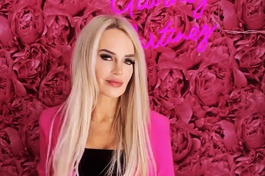 খোলামেলা পোশাকে আদালতে গেলে তা কর্মক্ষেত্রে বাধা হতে পারে না, তা-ও মনে করেন ক্যাথলিন। ব্রিটিশ সংবাদমাধ্যমে তিনি বলেন, ‘‘খাটো স্কার্ট হোক বা বক্ষ বিভাজিকা উন্মুক্ত করা পোশাক, মহিলা আইনজীবীরা কী পরে আদালতে যান, সেটা বিচার্য হওয়া উচিত নয়। আমার ফার্মের কর্মীদের ডক্টরেট-সহ আইনের ডিগ্রি রয়েছে, কারণ আমরা স্মার্ট। আইনি পরামর্শ দেওয়ার ক্ষেত্রে আমার দক্ষতার মাপকাঠি কখনই পরনের পোশাক হতে পারে না।’’