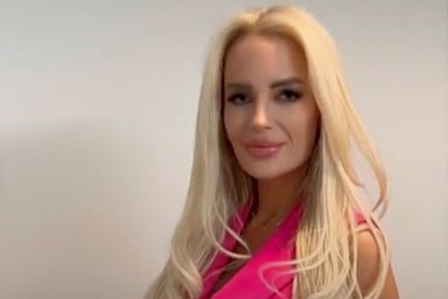 নিজের ফার্ম শুরুর সময় গোলাপি রংকেই কেন বেছে নিলেন ক্যাথলিন? তিনি বলেন, ‘‘ফার্ম শুরু করার সময় এ ভাবেই নিজেদের ব্র্যান্ড হিসাবে পেশ করেছি। আর গোলাপি রঙের মাধ্যমে কর্মক্ষেত্রে স্মার্ট, পেশাদার নারীদের সামনের বাধাকে ভাঙতে চেয়েছি। আমরা তো নারীত্বকেই উদ্‌যাপন করেছি এবং তা সাফল্যের পথে বাধা হয়ে দাঁড়ায়নি।’’