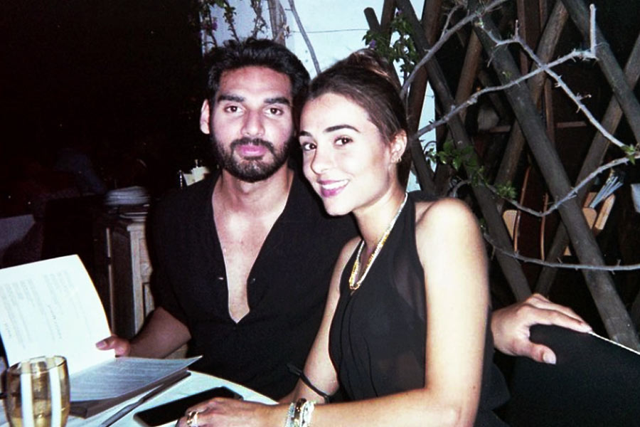 বলিপাড়ার অন্দরে আড়ি পাতলে‌ই শোনা যায় তারকাদের প্রেম-বিচ্ছেদের নানান কাহিনি। কখনও তারকা-তারকার প্রেম তো কখনও আবার কোনও তারকার সঙ্গে ধনী ব্যবসায়ী পরিবারের ছেলে বা মেয়ের প্রেম-বিয়ের গল্প। কিছু তারকার প্রেমের কাহিনি শুরু হয় যায় ছোটবেলা থেকেই। যদিও সেই সংখ্যা নগণ্য। এ রকমই একটি প্রেমের গল্প বলিউড তারকা সুনীল শেট্টির ছেলে তথা বলিউডের উঠতি তারকা আহান শেট্টি এবং তাঁর কোটিপতি প্রেমিকা তানিয়া শ্রফের।