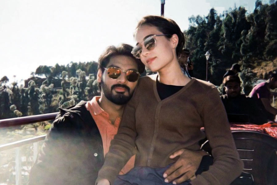 ছোট থেকেই দুই ছেলেমেয়েকে  বলিউডের চাকচিক্য থেকে দূরেই রেখেছিলেন বলিউডের ‘অন্না’। দিদি আথিয়া শেট্টি ২০১৫ সালে ‘হিরো’ সিনেমার মাধ্যমে বলিউডে আত্মপ্রকাশ করলেও আহানের বলিউডে হাতেখড়ি হয়েছে গত বছর।