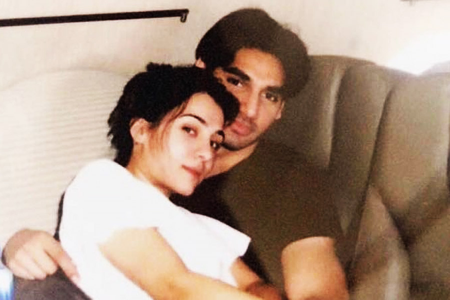 বিভিন্ন প্রতিবেদন অনুসারে, আহান এবং তানিয়া একই স্কুলে পড়তেন। আর সেখান থেকেই গাঢ় হয় তাঁদের বন্ধুত্ব। পরে আরও এক ধাপ এগিয়ে সেই বন্ধুত্ব পরিণত হয় প্রেমে।