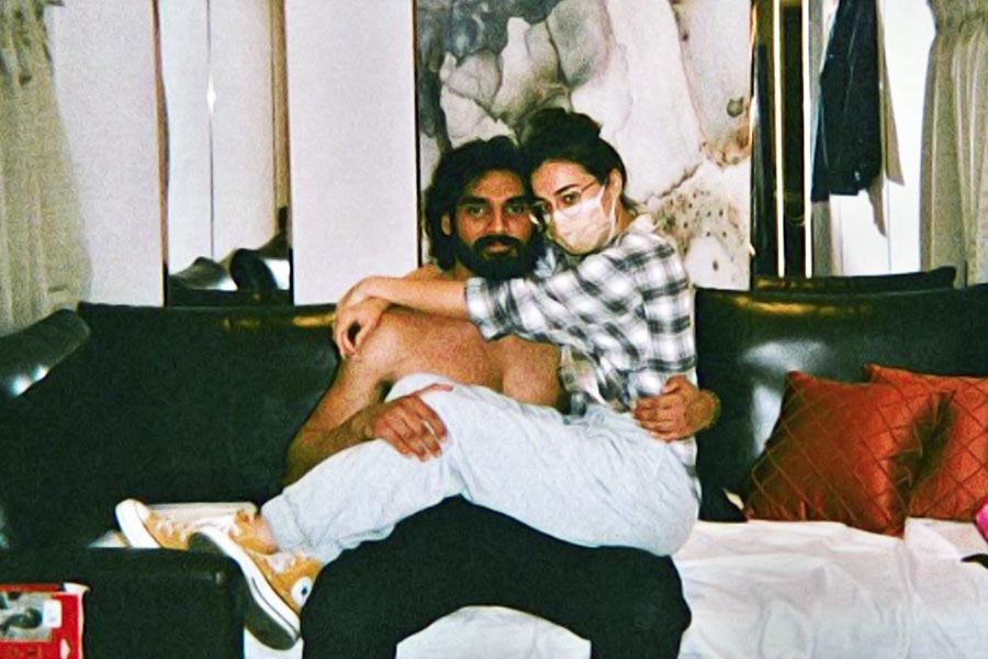 এর পর থেকে এক সঙ্গেই রয়েছেন এই যুগল। কোনও দিন নাকি এই ‘শূক-সারি’র সম্পর্কে চিড় ধরেনি।