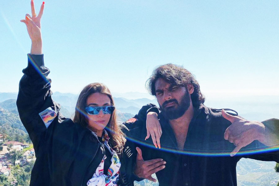 তানিয়ার বাবা জয়দেব এবং মা রোমিলা শ্রফ দু’জনেই শিল্পপতি। পারিবারিক সূত্রে তাই জন্ম থেকেই কোটিপতি তানিয়া।