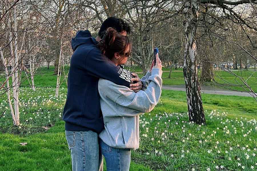 ইনস্টাগ্রামেও আহানের সঙ্গে ছবি শেয়ার করতে দেখা যায় তানিয়াকে। তাঁদের এক সঙ্গে বিভিন্ন জায়গায় ঘুরতে যাওয়ার ছবিও তানিয়ার নেটমাধ্যমের অ্যাকাউন্টগুলিতে রয়েছে।