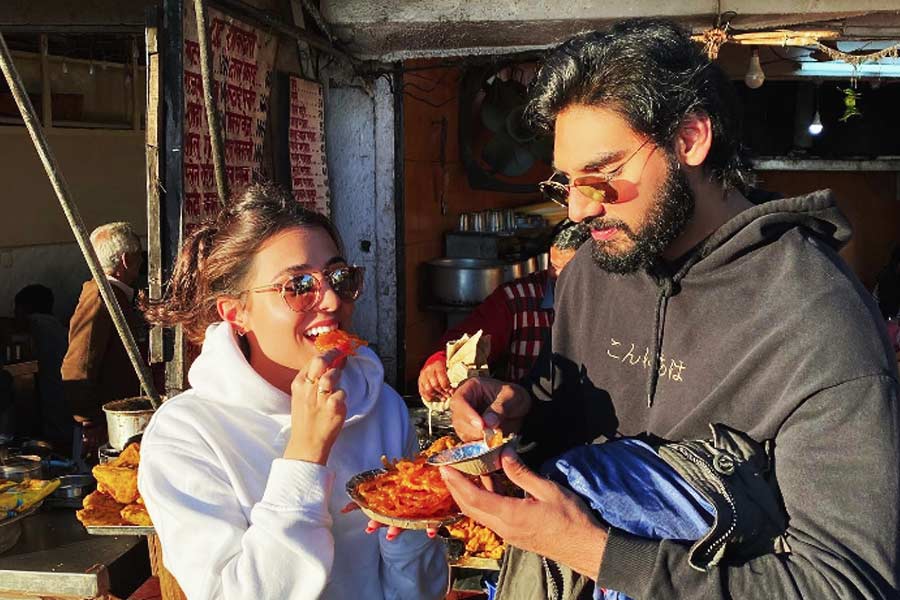 আহানের অভিনয় জীবন শুরুর পর থেকেই নাকি তানিয়া তাঁকে বিভিন্ন ভাবে উৎসাহ দেন। আহানের জীবনের অন্যতম মূল প্রেরণা তানিয়া, এ কথা বার বার বলেছেন সুনীল-পুত্র।