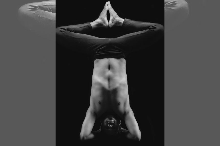 সারা বছর রসেবশে থাকলেও, পুজোর আগে শরীর সচেতন হয়ে উঠতে চেষ্টা করে বাঙালি। নারী পুরুষ উভয়েই। কিন্তু সারা বছর যদি পর্যাপ্ত ডায়েটের সঙ্গে কিছু ক্ষণ যোগাভ্যাস করা যায়, তা হলে ভিতর থেকেই সুস্থ থাকা যায়, রোগমুক্ত থাকা যায়। 