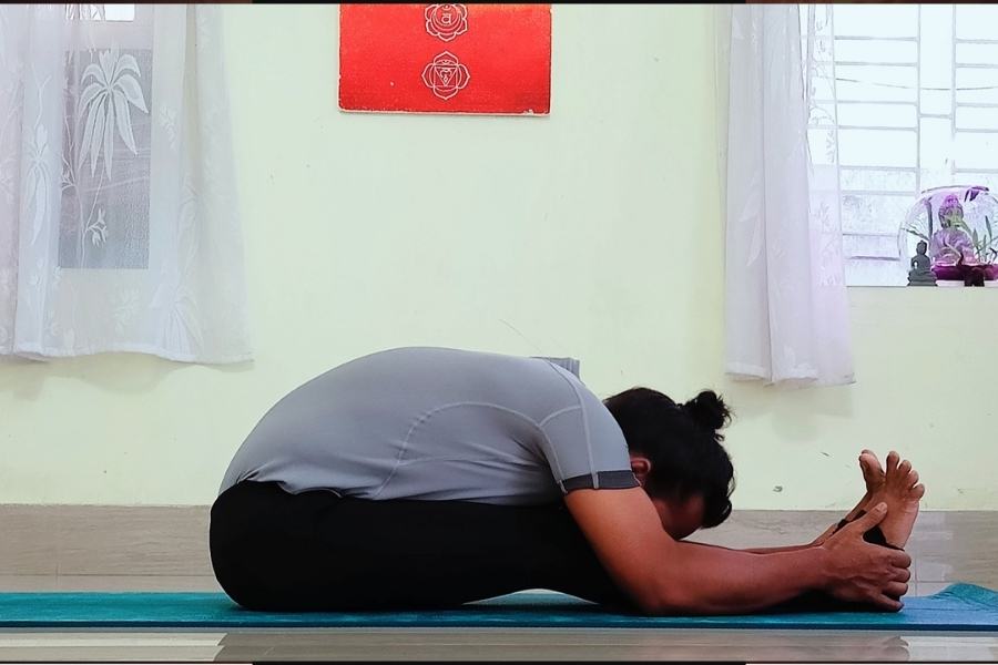 পশ্চিমুত্তাসন : দু’পা একসঙ্গে সামনে রেখে বসে পড়তে হবে। পায়ের পাতা সমান্তরাল রেখে থাই, হাঁটু, কাফ মাসেল শক্ত করে রাখতে হবে। তার পরে শ্বাস টানার সঙ্গে দু’হাত উপরে তুলে অ্যাক্সেলের সঙ্গে সামনে ঝুঁকে পা ছুঁতে হবে। এ ভাবেই তিন বার শ্বাস নিন। উপকার : হিপ জয়েন্ট সচল হয়। কিডনি সুস্থ থাকে। হ্যামস্ট্রিং-এর শক্তি এবং সক্ষমতা বাড়ে।