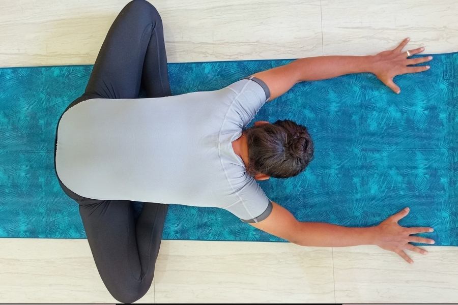 বদ্ধাকোণাসন : দু’পায়ের পাতা একসঙ্গে রেখে হাঁটু ভাঁজ করে ম্যাটে বসুন। শ্বাস টেনে দু’হাত উপরে তুলে অ্যাক্সেলের সঙ্গে সামনের দিকে ঝুঁকুন। মাথা মাটিতে ছুঁতে হবে। এ ভাবেই তিন বার শ্বাস নিন। উপকারিতা : কোমরকে সচল করে। কিডনি সুস্থ রাখে। পিসিওডি, পিসিওএস কমায়। হিপ জয়েন্টের নমনীয়তা বাড়ায়।