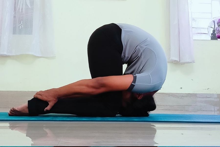 শশঙ্গাসন : ম্যাটে হাঁটু গেড়ে বসতে হবে। হাঁটু ও গোড়ালি এক লাইনে থাকবে। মাথা হাঁটুতে ছুঁয়ে থাকবে। হাত দুটো থাকবে গোড়ালিতে। তার পরে অ্যাক্সেলের সঙ্গে শরীর দিকে ঝোঁকাতে হবে। উপকারিতা : শিরদাঁড়া নমনীয় হয়, থাইরয়েড কমে যায়। শরীর সুঠাম হয়।