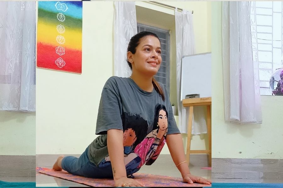  ভুজঙ্গাসন : পেট নীচের দিকে রেখে ম্যাটে শুয়ে পড়তে হবে। হাত দুটো থাকবে কাঁধের দু’পাশে। তার পর শ্বাস টেনে কাঁধ ধীরে ধীরে মাটি থেকে তুলে নিতে হবে।  উপকারিতা: থাইরয়েড ও প্যারাথাইরয়েড কমায়। কোমর ও শিরদাঁড়ার এর নমনীয়তা বাড়ে। হজম ঠিক হয়।