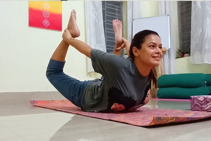 ধনুরাসন: ম্যাটের উপরে পেট নীচের দিকে রেখে শুয়ে পড়তে হবে। হাঁটু ভাঁজ করে দু’হাত দিয়ে গোড়ালি দুটো ধরতে হবে। শ্বাস টানার সঙ্গে নাভি মাটিতে ছুঁয়ে রেখে পুরো শরীর তুলে ধরতে হবে। উপকারিতা : শিরদাঁড়া নমনীয় করে। অঙ্গপ্রত্যঙ্গে রক্ত চলাচল বাড়ায়। শরীর সুঠাম করে। 