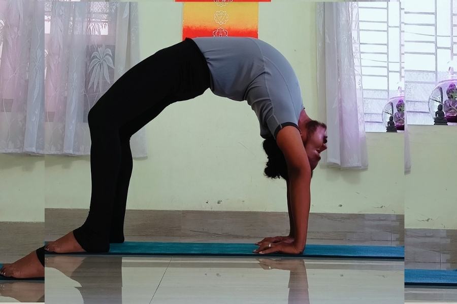 চক্রাসন: পিঠ নীচের দিকে রেখে ম্যাটে শুয়ে পড়তে হবে। তার পর হাঁটু দুটো ভাঁজ করে হিপের কাছে আনতে হবে। হাত দুটো ভাঁজ করে কাঁধের নীচে রাখতে হবে। হাতের মধ্যমা পায়ের দিকে থাকবে। শ্বাস টেনে পুরো শরীর তুলে ধরতে হবে। উপকারিতা: শরীর সুঠাম করে। সক্ষমতা বাড়ায়। সায়াটিকার ব্যথা কমায়।