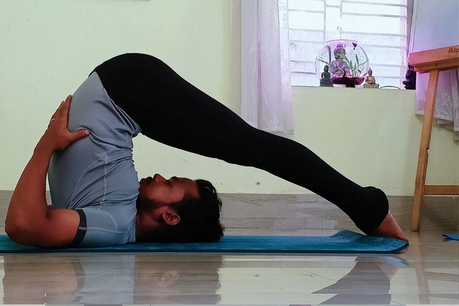 হলাসন : পিঠ নীচে রেখে ম্যাটে শুয়ে পড়তে হবে। তার পরে হাত মাটিতে রেখে অ্যাক্সেলের সঙ্গে পা দুটোকে ধীরে ধীরে শিরদাঁড়ার জয়েন্ট মাথার উপর দিয়ে নিয়ে মাটি ছুঁতে হবে।  উপকারিতা :ঘাড়, কাঁধ, হাতের শক্তি বাড়ে। শরীর সুঠাম করে। শিরদাঁড়ার নমনীয়তা বাড়ে। 