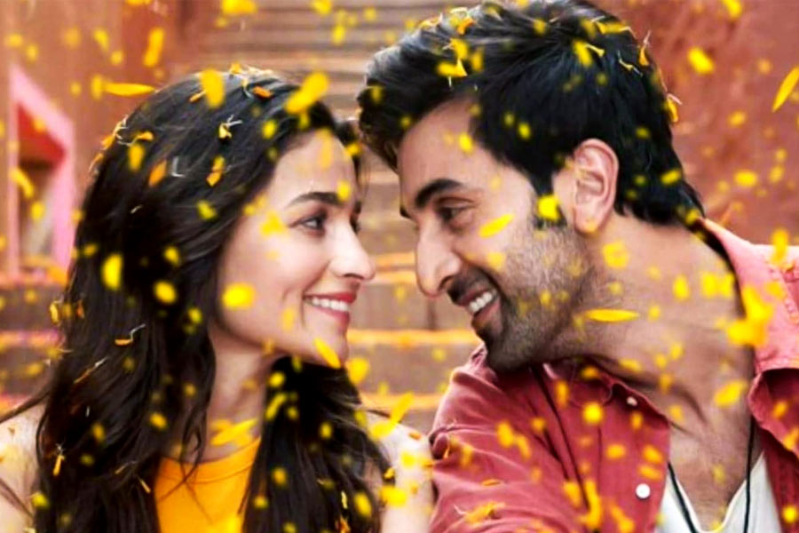 রালিয়ার সঙ্গে দর্শকও যেন পৌঁছে গিয়েছেন দেশ থেকে দেশান্তরে।