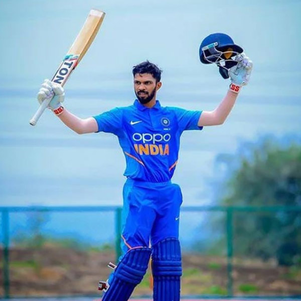 রুতুরাজ গায়কোয়াড়: আন্তর্জাতিক স্তরে অভিজ্ঞতা ন’টি টি২০ ম্যাচের। চেন্নাই সুপার কিংসের এই ওপেনার কিন্তু এই কয়েকটি ম্যাচেই জাত চিনিয়েছেন। ১২৪ স্ট্রাইক রেট থাকা ডানহাতি ওপেনার ইনিংসকে ভরসা দিতে পারেন।