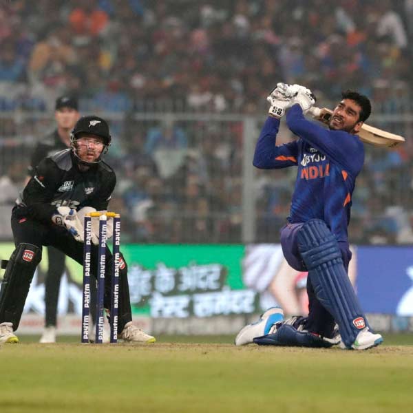 বেঙ্কটেশ আয়ার: রুতুরাজের মতো ভেঙ্কটেশও জাতীয় দলের হয়ে ন’টি ম্যাচ খেলেছেন। ১৬২ স্ট্রাইক রেটে ব্যাট করা বাঁহাতি ব্যাটার বল হাতেও ম্যাজিক দেখাতে পারেন। দলের প্রয়োজনে ওপেনিংও করতে পারেন ভেঙ্কটেশ।