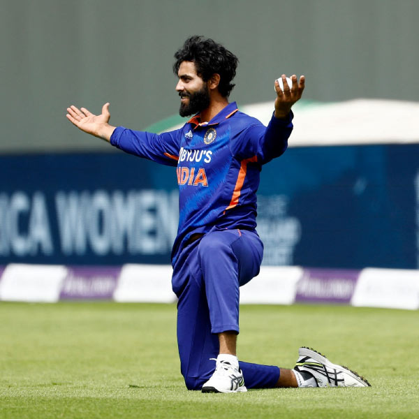 রবীন্দ্র জাডেজা: এই মুহূর্তে দেশের সেরা বাঁহাতি অলরাউন্ডার। চোটের জন্য আপাতত দলের বাইরে। ব্যাট হোক বা বল, বা ফিল্ডিং, যে কোনও ভাবে ম্যাচের রং পাল্টাতে পারেন জাডেজা।