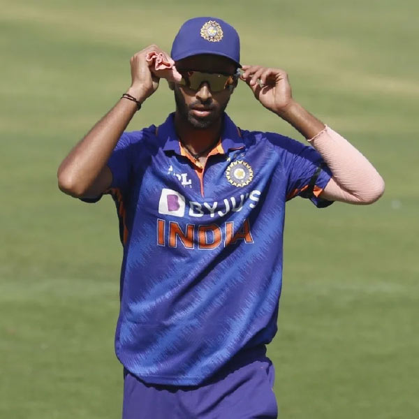 ওয়াশিংটন সুন্দর: দলের তৃতীয় অলরাউন্ডার। ডানহাতি স্পিনের সঙ্গে বাঁহাতি ব্যাটিংটাও ভালই করেন ওয়াশিংটন। জাতীয় দলের হয়ে ৩১টি টি২০ খেলার অভিজ্ঞতা রয়েছে তাঁর।