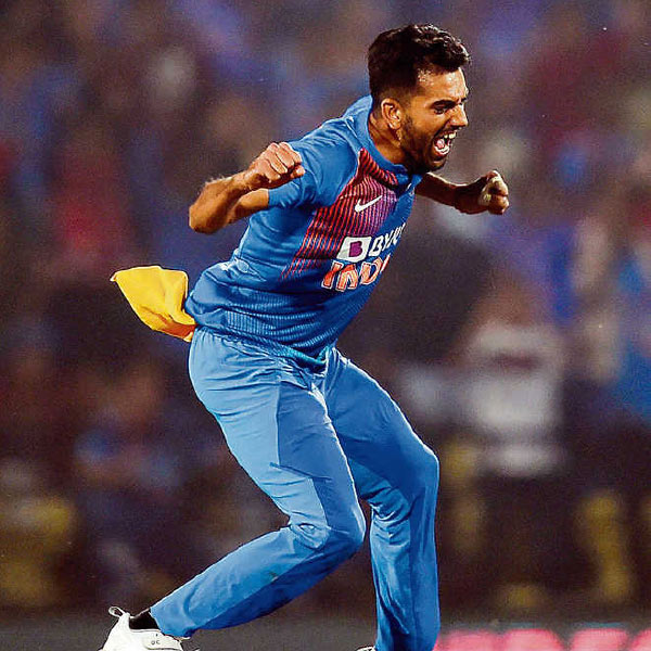 দীপক চাহার: সাত রানে ছ’উইকেট নেওয়ার অসাধারণ রেকর্ড রয়েছে এই সুইং বোলারের দখলে। দেশের হয়ে ২১টি টি২০ খেলার অভিজ্ঞতা রয়েছে ডানহাতি পেসারের।