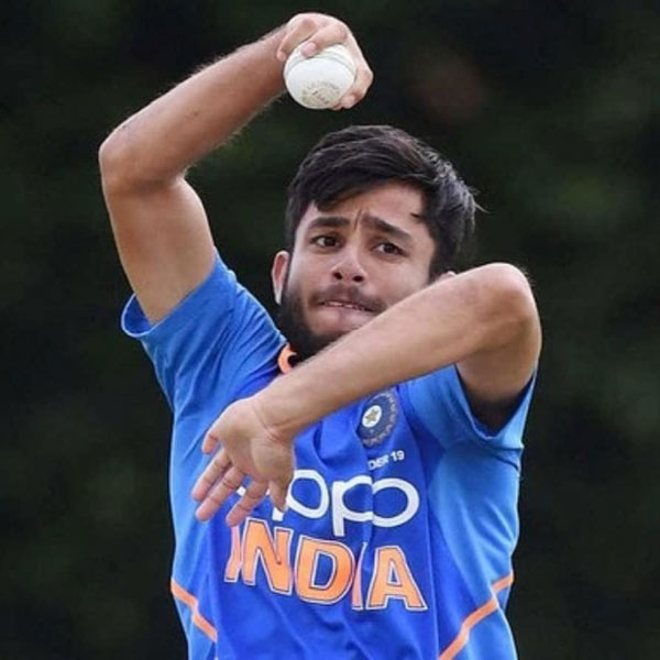 রবি বিষ্ণোই: ১০ ম্যাচে ১৬ উইকেট নিয়েছেন এই লেগস্পিনার। দেশের হয়ে ১০টি টি২০ খেলা বিষ্ণোইকে ভবিষ্যতের তারকা বলা হচ্ছে।