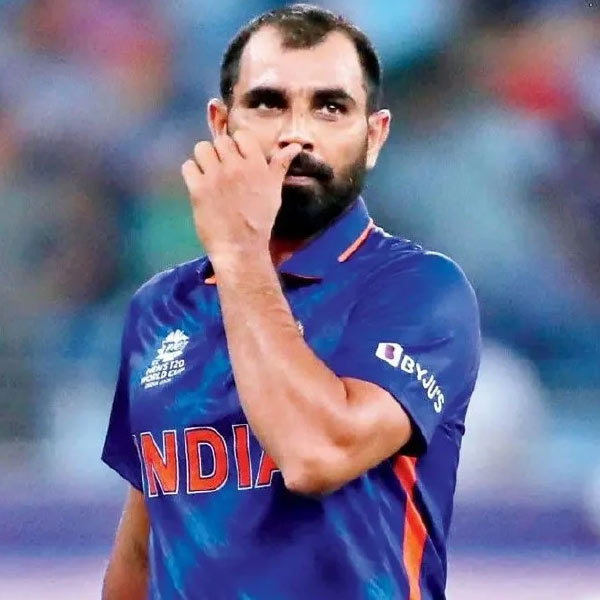 মহম্মদ শামি: বিশ্বকাপের দলে ডাক না পাওয়ায় অনেকেই হতাশ। এই ডানহাতি পেসার জাতীয় দলের হয়ে বহু স্মরণীয় ম্যাচ খেলেছেন। ১৭টি টি২০ ম্যাচে ১৮টি উইকেট নিয়েছেন এই পেসার।