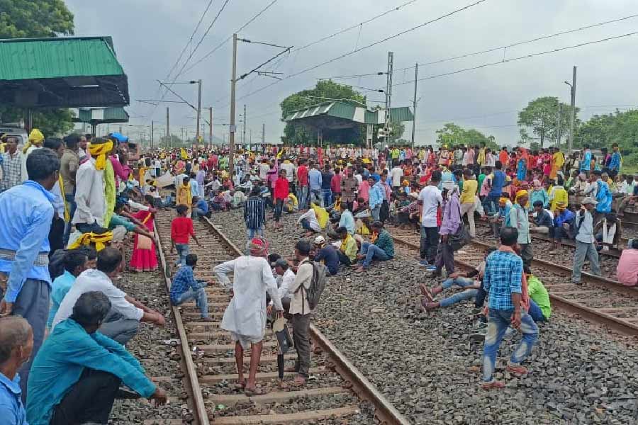 পুরুলিয়ায় রেল অবরোধ।