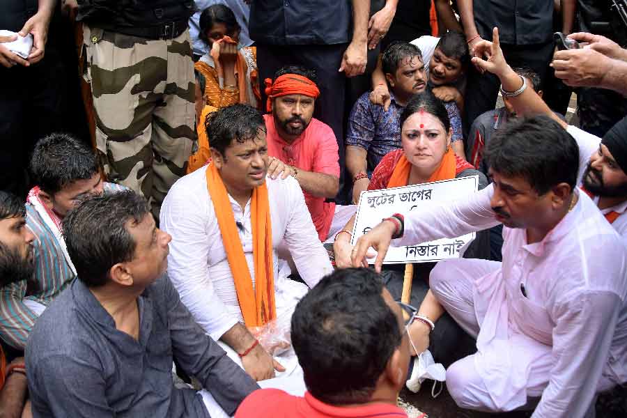 ‘নবান্ন অভিযান’ কর্মসূচিতে পথেই রইলেন শুভেন্দু।