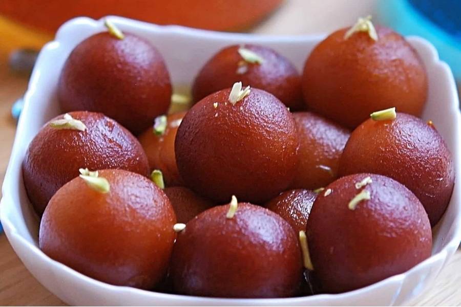 গুলাব জামুন: ভারতের সবচেয়ে জনপ্রিয় মিষ্টিগুলির একটি হল এই  গুলাব জামুন। অত্যন্ত  নরম, স্পঞ্জি এই মিষ্টি ময়দা এবং গুঁড়ো দুধ বা কনডেন্সড মিল্ক দিয়ে তৈরি করা হয়।  স্বাদ বাড়াতে মেশানো হয় এলাচ এবং গোলাপ। সম্ভবত গোলাপের ব্যবহার থেকেই নাম ‘গুলাব জামুন’। দক্ষিণ ভারতের কেরালায় এই মিষ্টি আবার ‘উন্নি আপ্পাম’ নামে পরিচিত। সেখানে এটি চালের আটা, গুড় (অপরিশোধিত চিনি), কলা এবং নারকেল থেকে তৈরি করা হয়। 