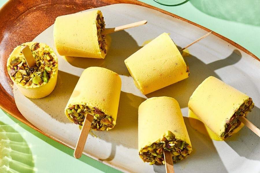 কুলফি: এক ধরনের আইসক্রিম ভারতে পরিচিত হয় কুলফি নামে। যদিও সাধারণ আইসক্রিমের চেয়ে এটি অনেক ঘন। কুলফির পরতে পরতে এলাচের স্বাদ। ইদানীং আম, পেস্তা, জাফরান, ভ্যানিলা, গোলাপ-সহ বিভিন্ন স্বাদেরও পাওয়া যাছে ।