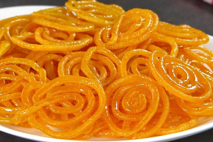 জিলিপি: জিলিপি বা জলেবির উৎপত্তি মধ্যপ্রাচ্যে। মনে করা হয়,  পার্সি আক্রমণকারীরা ভারতে নিয়ে এসেছিল এই জলেবি। তবে এই মুহূর্তে কোনও সন্দেহ নেই যে, ভারতের মানুষ আবেগের সাথে তাকে আপন করে নিয়েছে। এমনকি বাঙালি ঘরে তার আদরের নাম ‘জিলিপি’। এটি মূলত মিহি ময়দা থেকে তৈরি, প্যাঁচালো আকারে ভেজে জাফরান চিনির সিরাপে ভিজিয়ে রাখা হয়। রসিক বাঙালি মহলে ‘জিলিপির প্যাঁচ’ কথাটিও বেশ জনপ্রিয়! যদিও মিষ্টি ভাব মোটেই নেই তাতে!