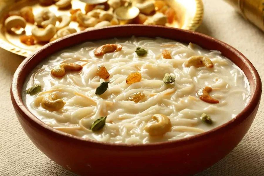 রাবড়ি:  দুধের সর ও ঘন দুধ দিয়ে একটি অসাধারণ মিষ্টি হল রাবড়ি। এলাচ, জাফরান এবং বাদামও এতে যোগ করা হয়। অন্যান্য মিষ্টি, যেমন গুলাব জামুন , মিহিদানা, জিলিপির সঙ্গে এর যুগলবন্দি জমজমাট।