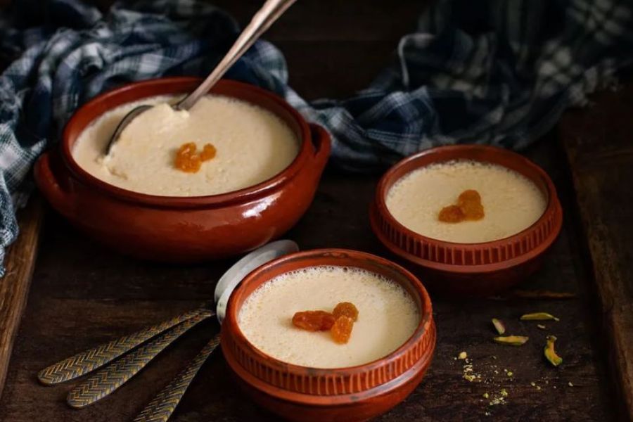 মিষ্টি দই: মিষ্টি দই বাংলার ঐতিহ্য। এটি জনপ্রিয়ও বটে। দুধ, চিনি বা গুড় সহযোগে তৈরি করা হয় এটি। লাল দইয়ের উপরিভাগে থাকে ক্ষীরের স্তর। মূলত বাংলার নবদ্বীপের দিকে লাল দই খুব বিখ্যাত। 