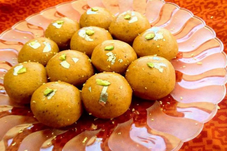 লাড্ডু: দেশের বিভিন্ন প্রান্তে বিভিন্ন ধরণের লাড্ডু জনপ্রিয়। মোতিচুরের লাড্ডু, বেসনের লাড্ডু, মুগের লাড্ডু ইত্যাদি। প্রতিটি অঞ্চলের নিজস্ব বিশেষত্ব রয়েছে। তবে সাধারণত ছোলা/ছোলার আটা, নারকেল বা সুজি দিয়ে তৈরি হয় লাড্ডু। দুধ, চিনি, ঘি এবং শুকনো ফল মেশানো হয় এতে। 