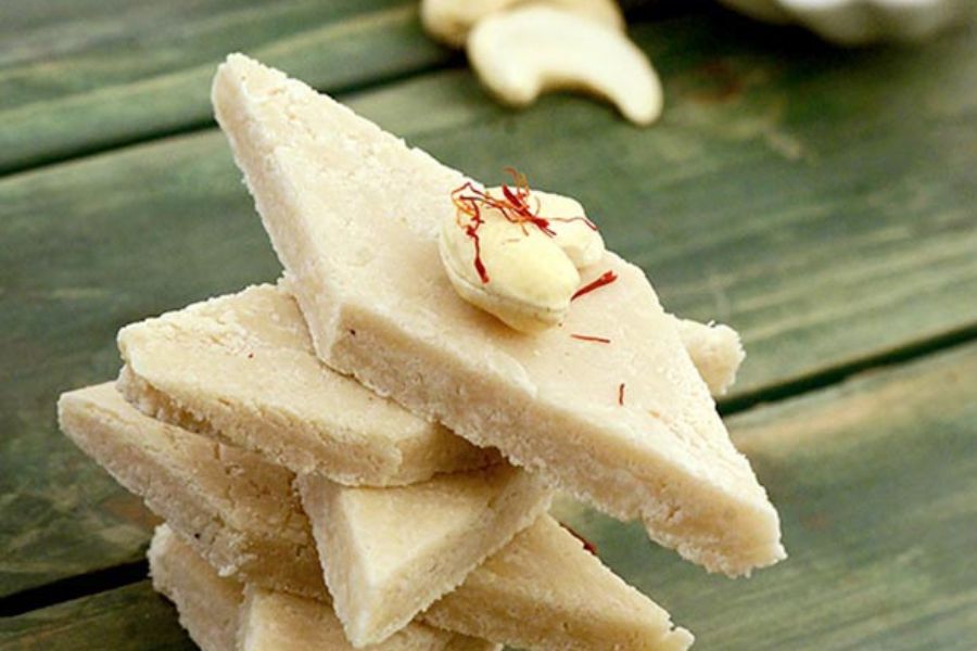 বরফি: বরফি হল একটি বিখ্যাত ভারতীয় মিষ্টি, যেটির নামকরণ ফার্সি শব্দ থেকে। যার অর্থ ‘তুষার’। এর প্রধান উপাদান কনডেন্সড মিল্ক। কাজু বা পেস্তা দিয়ে তৈরি হয় বরফি। সেগুলির উপরের অংশে লাগানো হয় তবক বা রুপোলি ফয়েল, যেটি খাওয়া যায়।