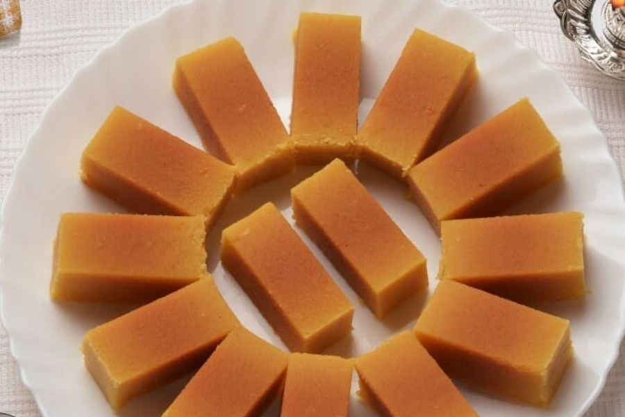 মাইসোর পাক:  আপনি যদি কখনও কর্নাটকে থাকেন, তবে ভুলেও  মাইসোর পাক মিস করবেন না। এই নরম পাকের মিষ্টি রাজকীয় মাইসোর প্রাসাদের রান্নাঘরে উদ্ভাবিত হয়েছিল বলে জানা যায়।  বিখ্যাত এই পাকটি  ছোলার আটা, চিনির সিরাপ (পাক), এবং প্রচুর পরিমাণে মাখন বা ঘি দিয়ে তৈরি হয়। 