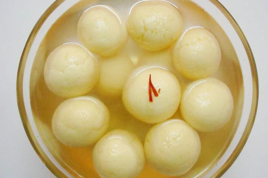 রসগোল্লা:  বাংলার এই বিখ্যাত মিষ্টি নিয়ে আছে জনপ্রিয় গান ও সিনেমা। রসগোল্লার উৎপত্তিই সেই ছবির বিষয়। ১৮৬৮ সালে কলকাতার নবীনচন্দ্র দাসের সৃষ্টি এই রসগোল্লা। শোনা যায়, নিজের স্ত্রীর কথা রাখতেই তিনি এই বিশেষ মিষ্টি তৈরি করেন। সে যা-ই হোক, কলকাতার রসগোল্লার জগত জোড়া নাম কিন্তু স্বাদের গুণেই। এটি তৈরি করতে সম্পূর্ণ ছানার গোলা মিষ্টি চিনির রসে ডোবানো হয়। 