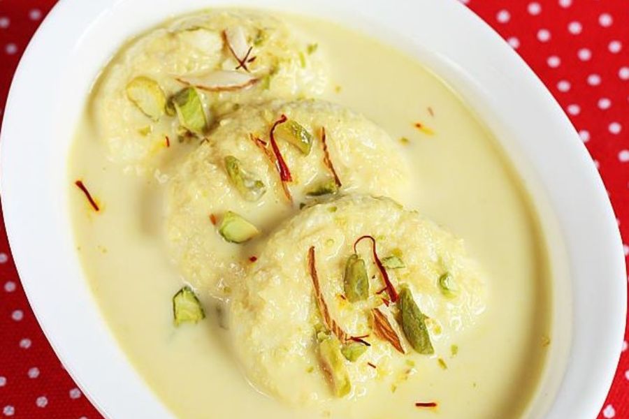 রস মালাই: এই মিষ্টি অনেকটা রসগোল্লার মতোই। তবে দেখতে চ্যাপ্টা।  এটি সরওয়ালা মিষ্টি দুধে (মালাই) ডুবে থাকে।  সাধারণত বাদাম এবং কেশর দিয়ে সাজানো হয় রসমালাই। 